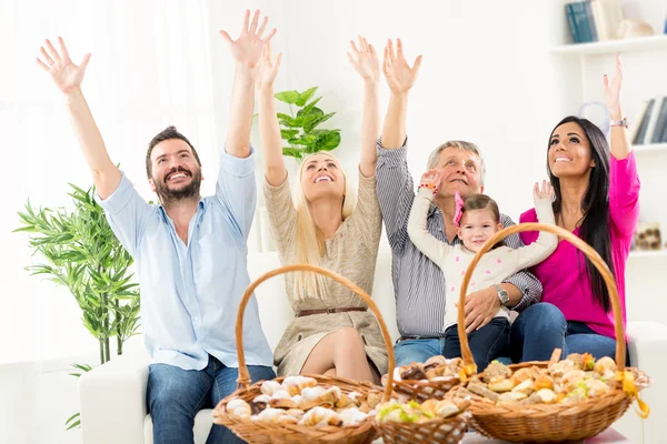 Hamur işleri ile aile kutlama — Stok fotoğraf