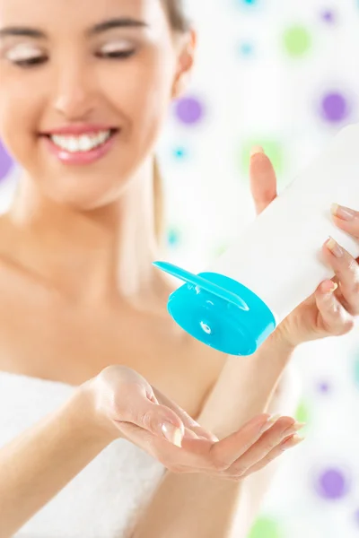 Girl With A Tube Of Body Lotion — Stock Photo, Image
