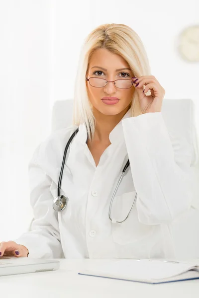 Attractive Blonde Female Doctor — Stock Photo, Image
