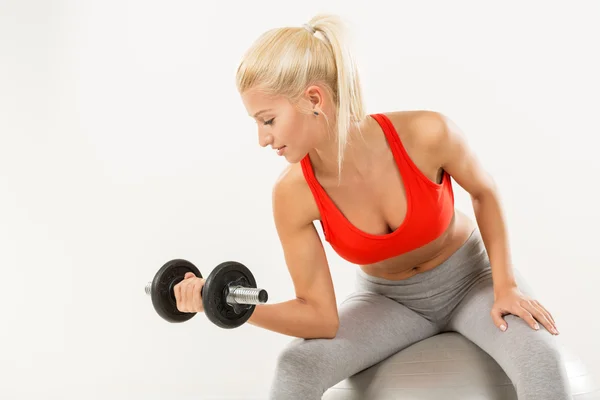 Fitness mujer con mancuernas — Foto de Stock