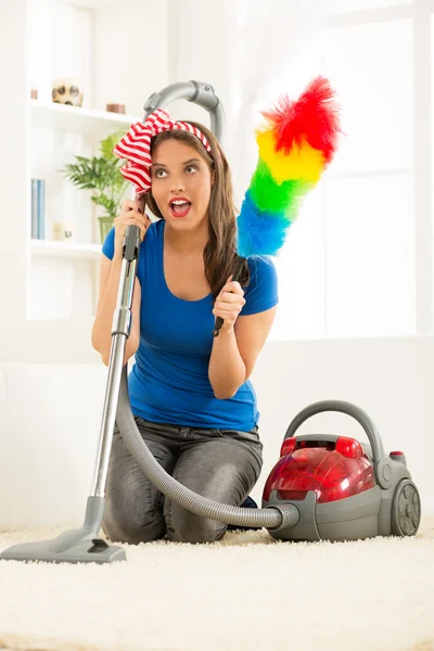 Ibu rumah tangga dengan Vacuum Cleaner Dan Duster — Stok Foto