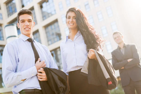 Jeunes et beaux partenaires d'affaires — Photo