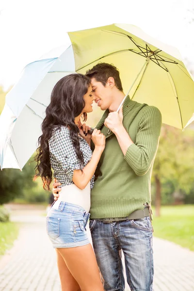 Φιλί κάτω από την ομπρέλα — Φωτογραφία Αρχείου