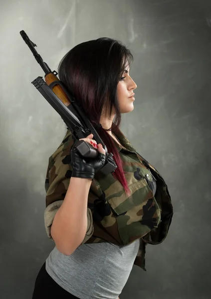 Mulher atraente soldado — Fotografia de Stock