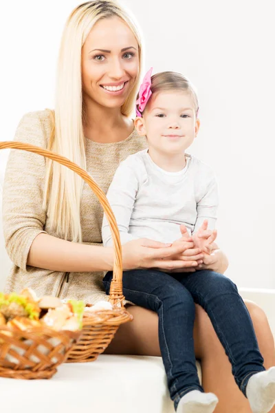 Maman mignonne avec douce fille — Photo