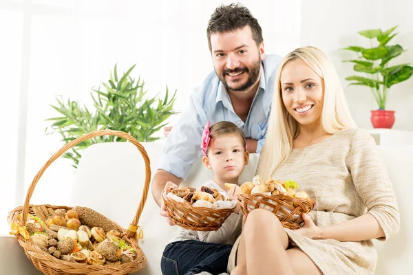 Счастливая семья с хорошим аппетитом — стоковое фото