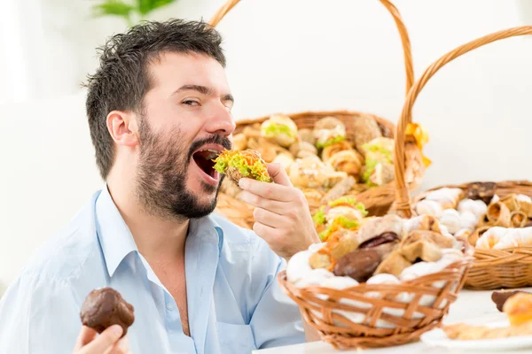 Young Men Eating Pastries — Stock Photo, Image