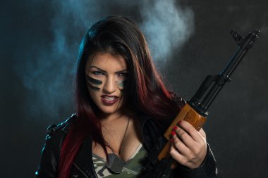 Tehlikeli silahlı kadın