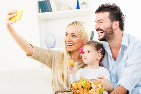 Lykkelig familie tager selfie - Stock-foto