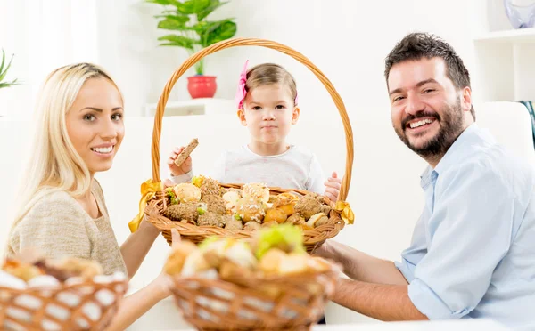 Gelukkige familie met gebakken producten — Stockfoto