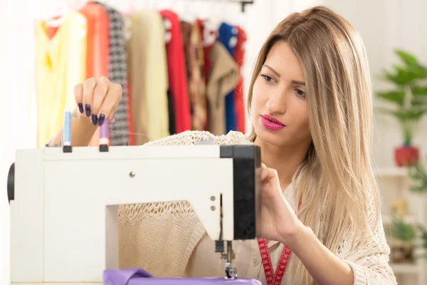 Girl With A Sewing Machine — Stock Photo, Image