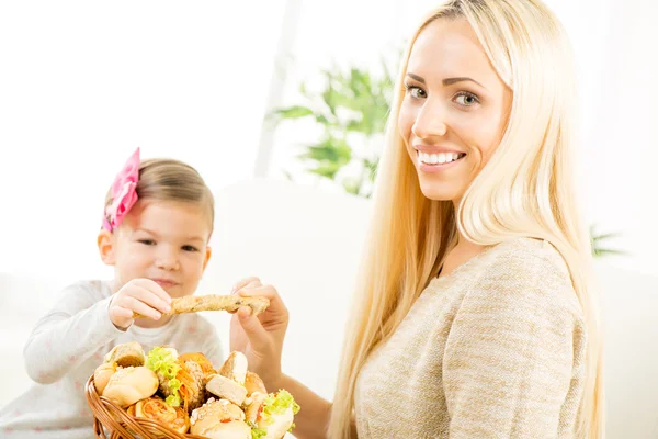 Mamma och dotter med bageriprodukter — Stockfoto