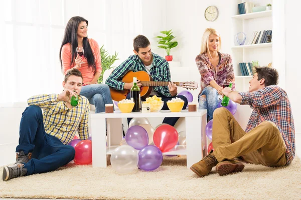 Friends At House Party — Stock Photo, Image