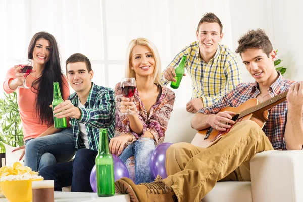 Jonge mensen op House Party Toast — Stockfoto