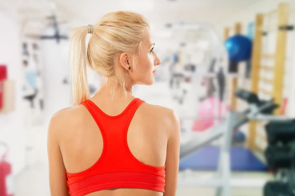 Vista posteriore della giovane donna in palestra — Foto Stock