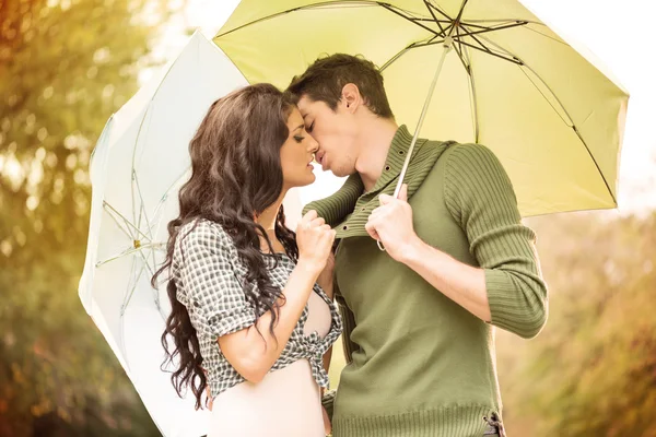 Beijo sob guarda-chuva — Fotografia de Stock