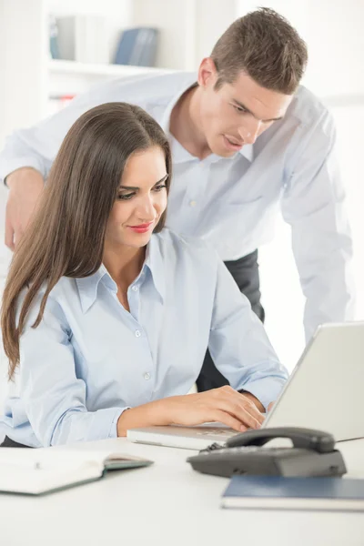 Young Chief Dictating To His Secretary — Stock Photo, Image