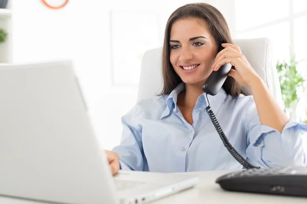 Biznes kobieta telefonicznie w biurze — Zdjęcie stockowe