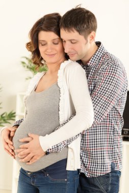 Mutlu çift yeni bir bebek bekliyor