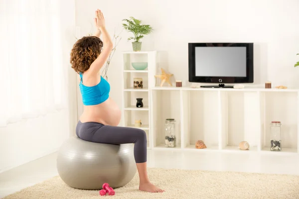 Ejercicio de mujer embarazada — Foto de Stock