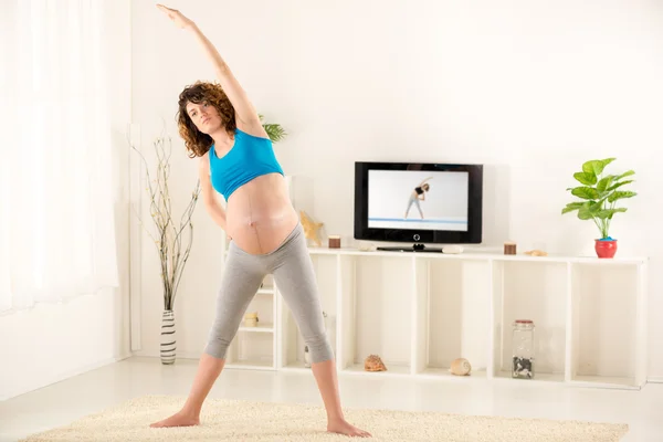 Mujer embarazada haciendo ejercicios — Foto de Stock