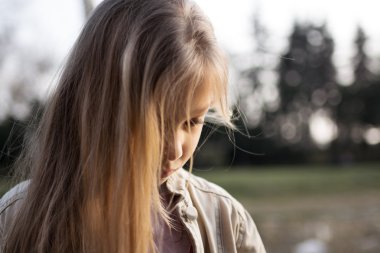 Üzgün küçük kız