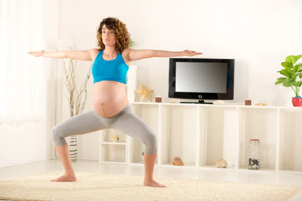 妊娠中の女性のための演習 — ストック写真