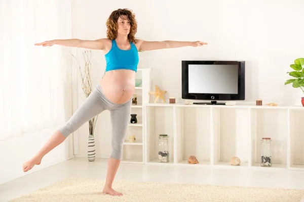 妊娠中の女性は、家で運動します。 — ストック写真