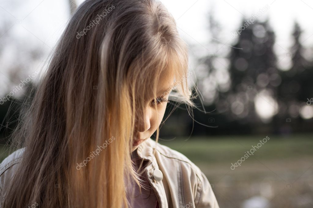 Сергей пилтник фотограф дети. Пальцы в цветке. Грустный ребенок. Стоящая девочка. Картинки для девочек.