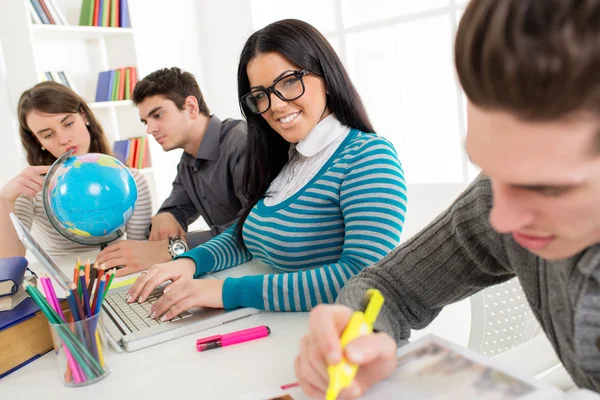 Estudante menina aprendizagem — Fotografia de Stock