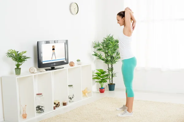 Giovane donna che fa esercizi di stretching — Foto Stock
