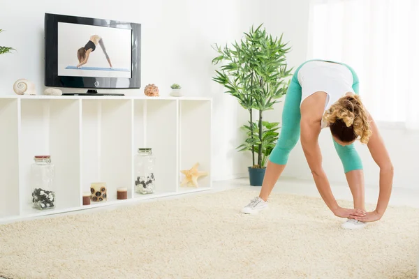 Giovane donna che fa esercizi di stretching — Foto Stock