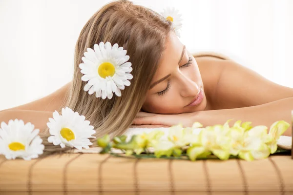 Mooie vrouw In het Spa-centrum — Stockfoto