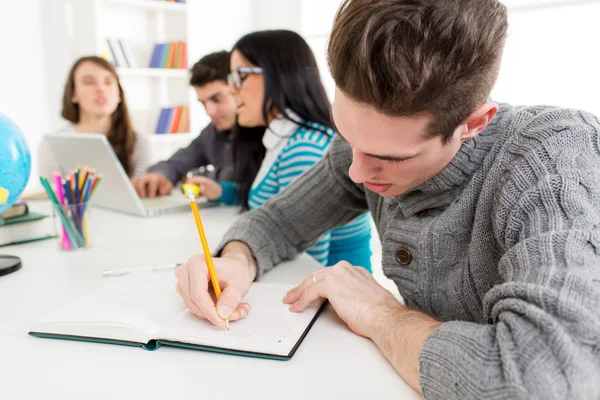 Homem estudante aprendizagem — Fotografia de Stock