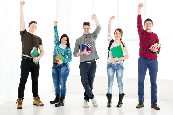 Gruppe erfolgreicher Schüler mit Büchern — Stockfoto