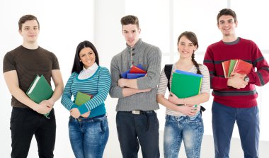grup gülümseyen öğrenci kitapları ile
