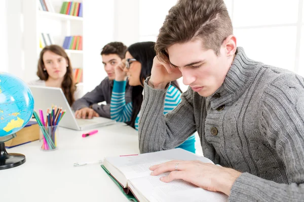 Homem estudantes aprendizagem — Fotografia de Stock