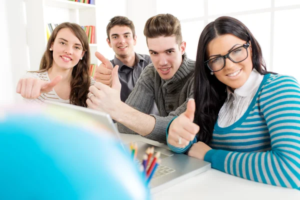 Aprendizagem bem sucedida dos estudantes — Fotografia de Stock