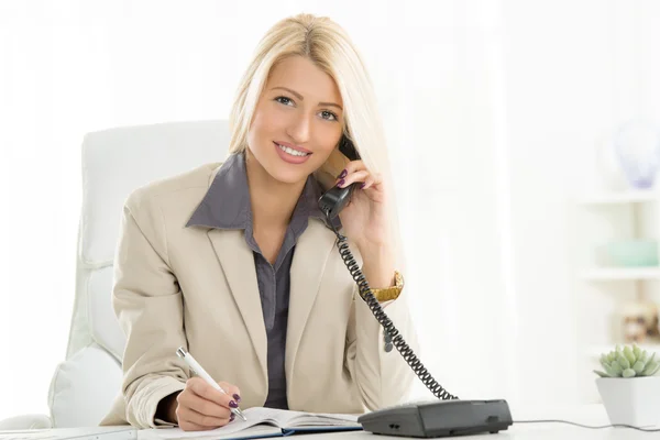 Geschäftsfrau telefoniert im Büro — Stockfoto