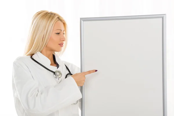 Female Doctor With Noticeboard — Stock Photo, Image