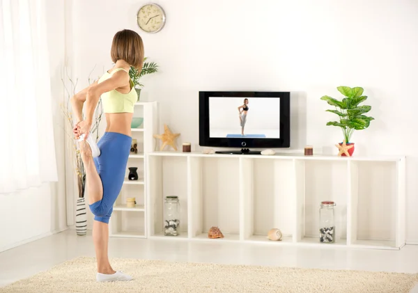 Mulher Exercício na frente da TV — Fotografia de Stock