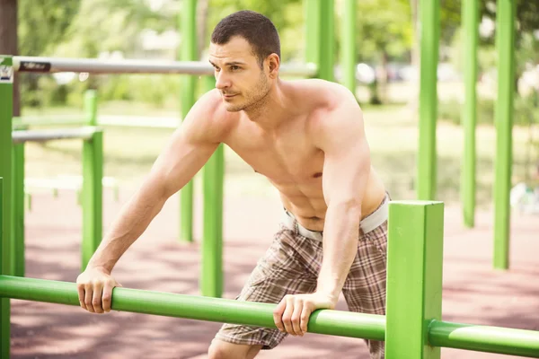 Relajarse en el gimnasio al aire libre —  Fotos de Stock