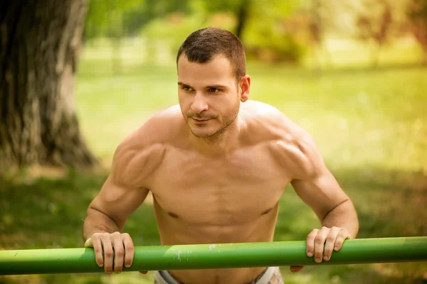 Push-Ups In The Park — Stock Photo, Image