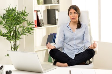 iş kadını meditasyon