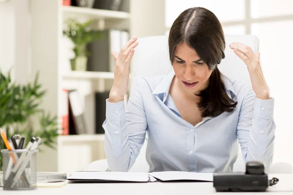 Stressad affärskvinna — Stockfoto