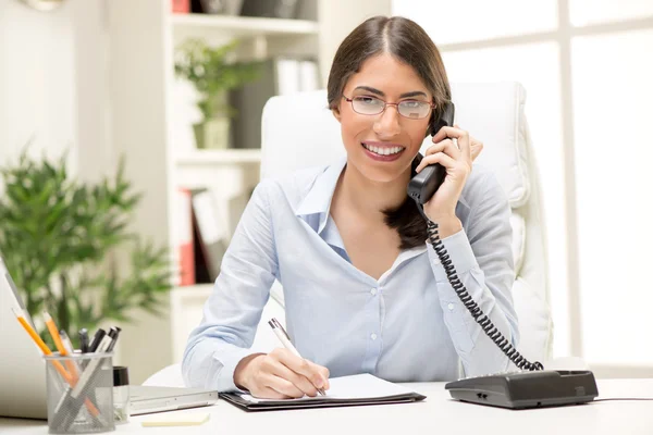 Bela empresária foning no o escritório — Fotografia de Stock