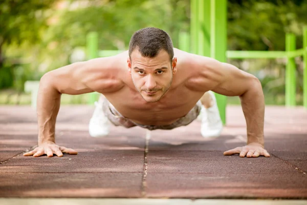 Push-Ups en el parque —  Fotos de Stock