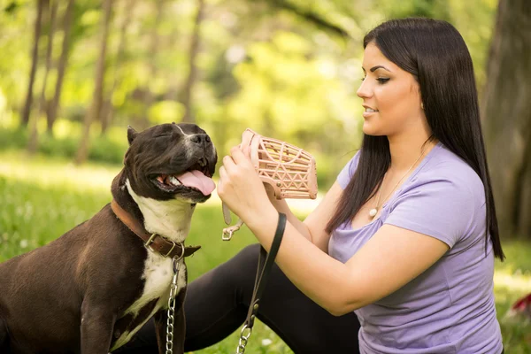 Fille et chien — Photo