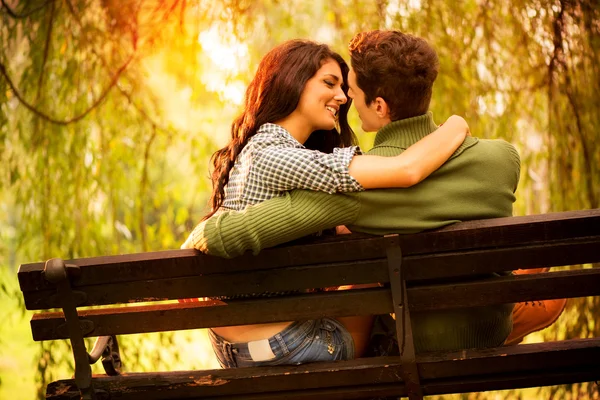 Besos en un banco del parque — Foto de Stock