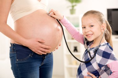 Gelecek kardeş stetoskop ile